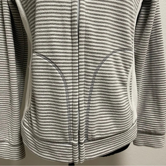 Old Navy Women’s Fleece Grey Striped Zip Up Jacket Small - Picture 2 of 8